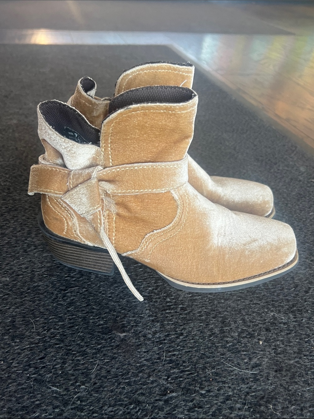 Justin Boots Woman’s Elans Velvet Square toe Pull on Ankle Boot size 7 1/2B